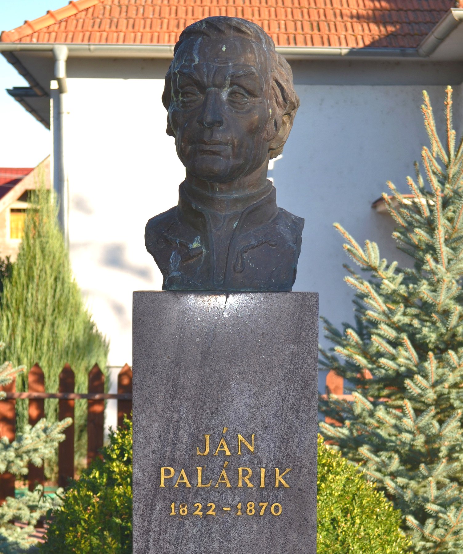 Busta Jána Palárika pri kostole v Majcichove
