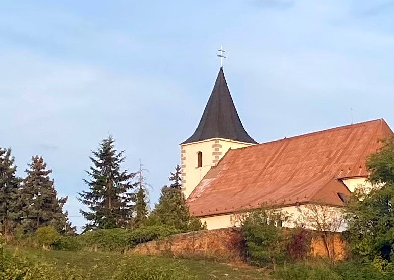 Kostol Všetkých svätých na vyvýšenine nad Dudváhom, pohľad od rieky