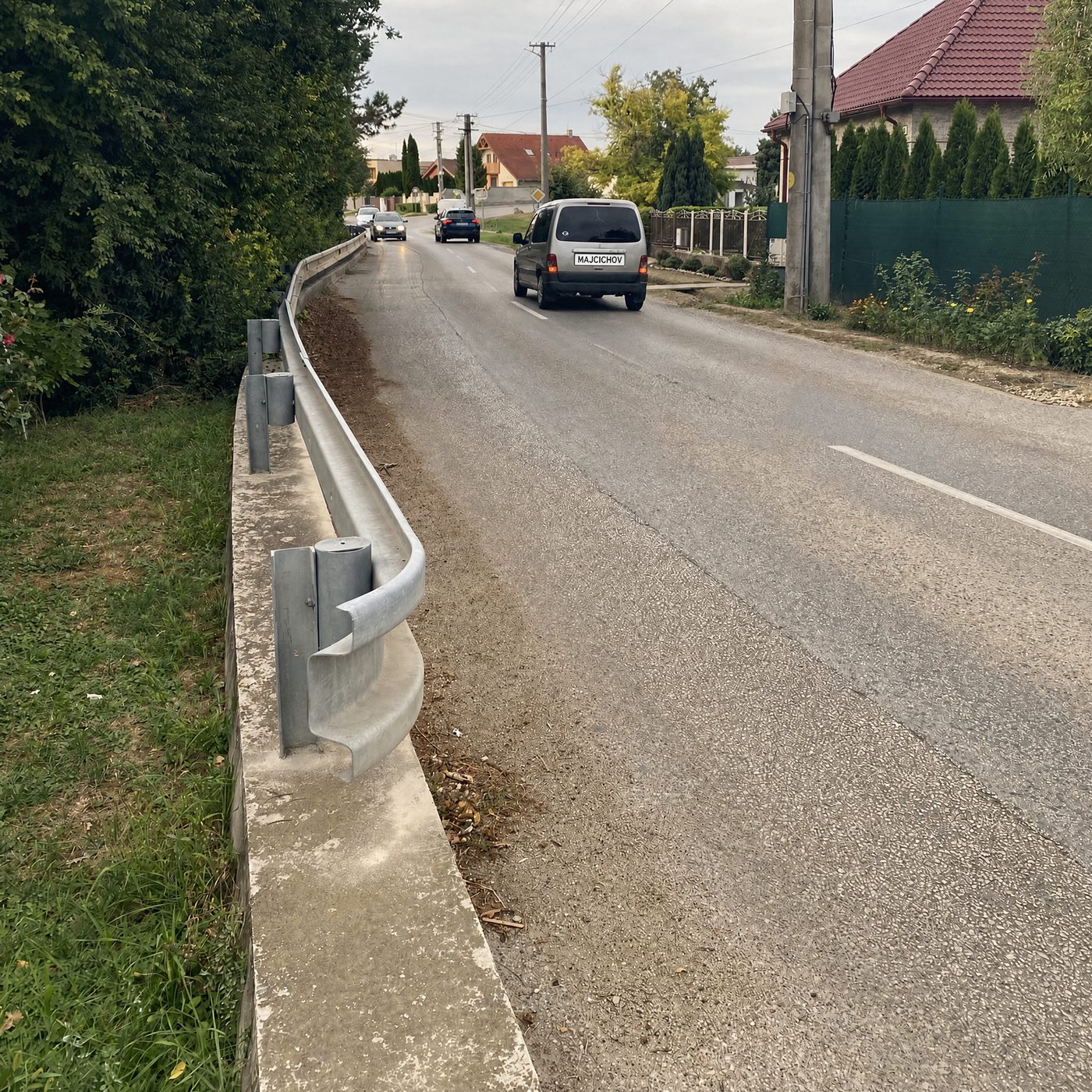 Cesta bez chodníka