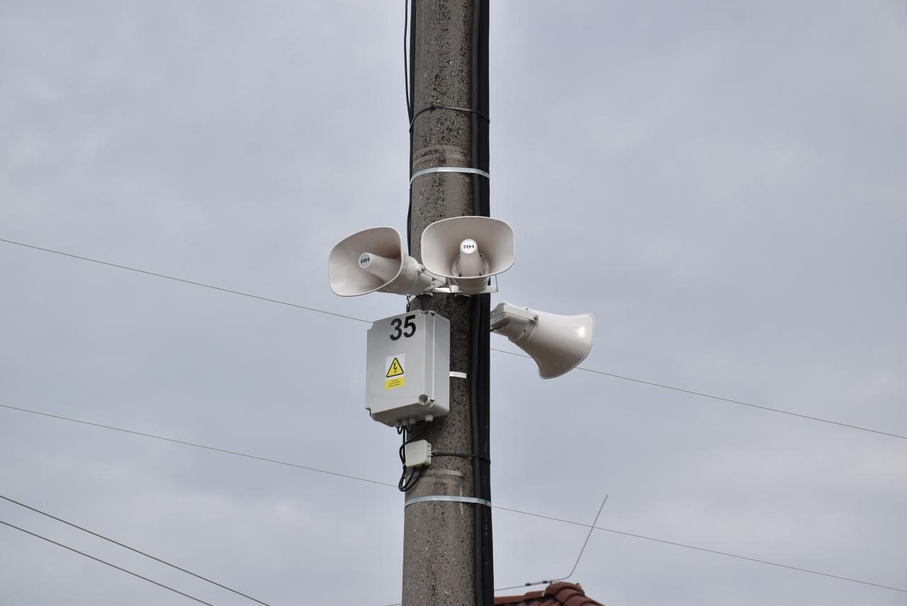 Amplióny obecného rozhlasu na betónovom stĺpe